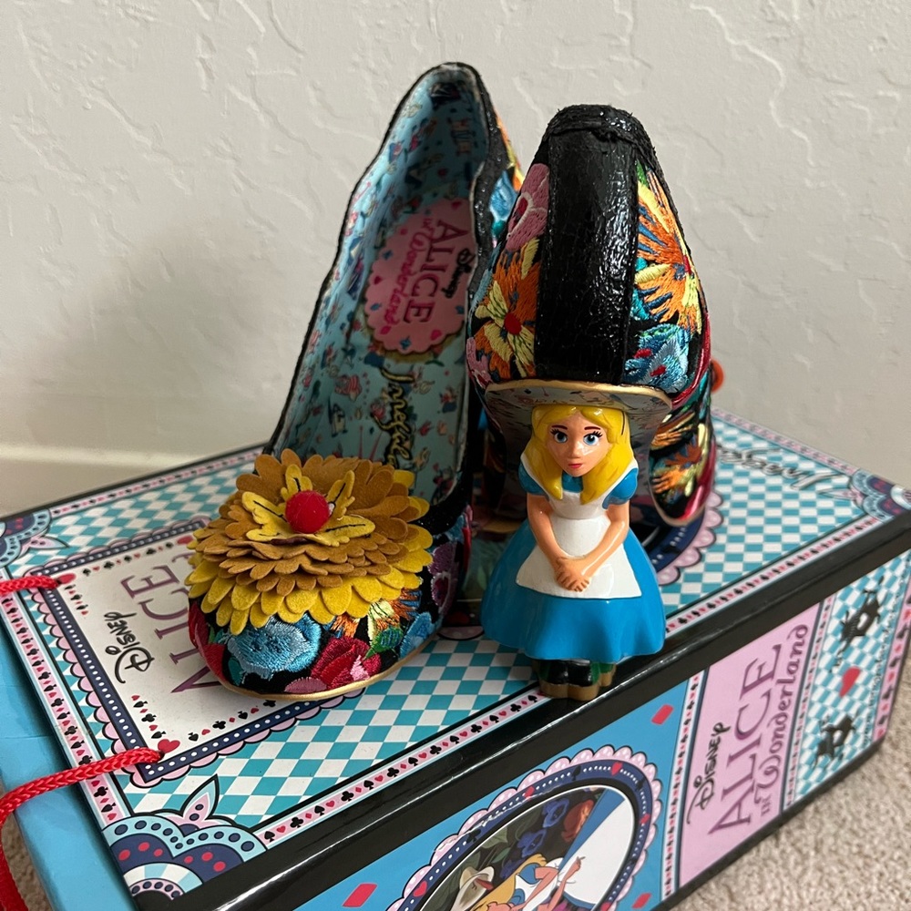Ultra Rare Irregular Choice Flowers Can’t Talk Alice in Wonderland Figure Heels